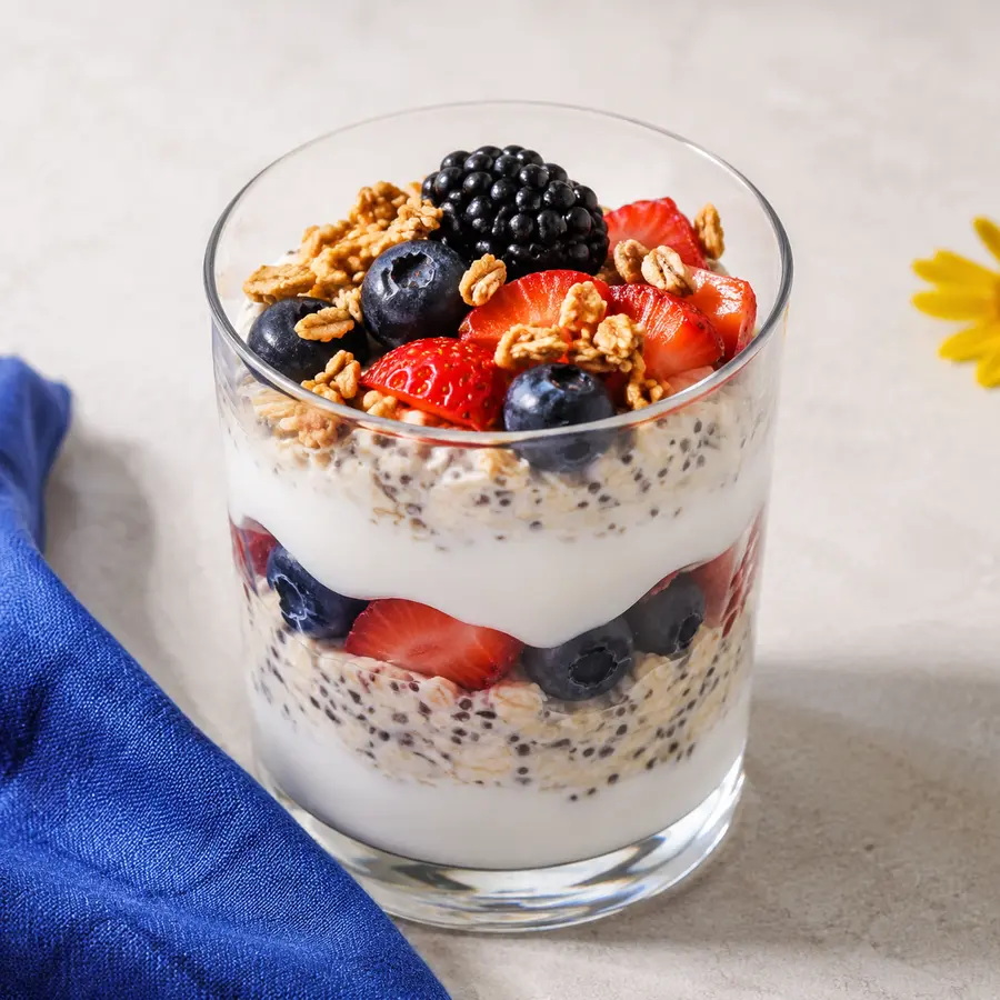 Overnight parfait with Greek yogurt, oats and berries